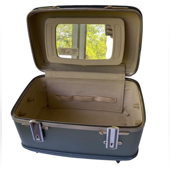 Vintage American Tourister Handheld Trunk - Picture 4 of 10